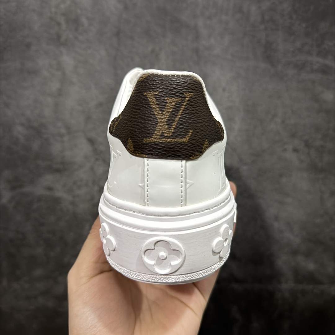 图片[4]-【莞产礼盒版】Louis Vuitton New Arrival 系列 LV Time Out 情侣小白鞋 ✦ 小白鞋正统线条：干净、高级、显脚瘦 ✦ 经典 Monogram 老花：辨识度满分，一眼奢侈 ✦ 进口头层小牛皮鞋面：细腻、柔韧、鞋面更挺括 ✦ 羊皮内里：脚感软糯不磨脚，全天穿无压力 ✦ 原楦开发：版型挺拔、比例更精致 ✦ 鞋边立体雕花纹理：细节完全到位，质感直观可见 ✦ 轻量橡胶大底：抓地防滑，上脚轻盈不累 ✦ 情侣款百搭属性：通勤、休闲、旅行全能搭配 ✦ 专柜级包装：原装鞋盒 / 防尘袋 / 配件齐全 尺码：35-45-选品中心