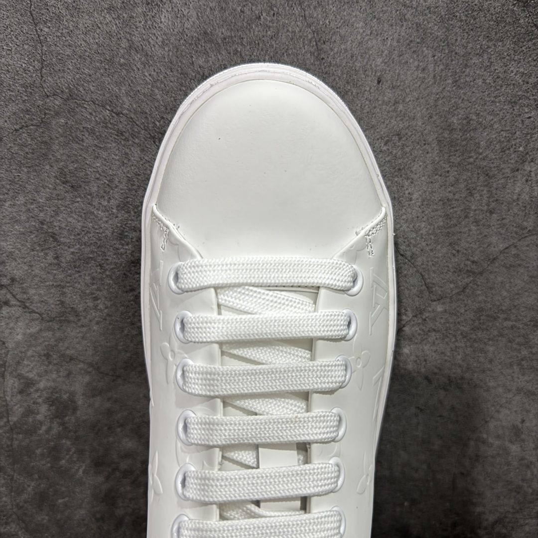 图片[5]-【莞产礼盒版】Louis Vuitton New Arrival 系列 LV Time Out 情侣小白鞋 ✦ 小白鞋正统线条：干净、高级、显脚瘦 ✦ 经典 Monogram 老花：辨识度满分，一眼奢侈 ✦ 进口头层小牛皮鞋面：细腻、柔韧、鞋面更挺括 ✦ 羊皮内里：脚感软糯不磨脚，全天穿无压力 ✦ 原楦开发：版型挺拔、比例更精致 ✦ 鞋边立体雕花纹理：细节完全到位，质感直观可见 ✦ 轻量橡胶大底：抓地防滑，上脚轻盈不累 ✦ 情侣款百搭属性：通勤、休闲、旅行全能搭配 ✦ 专柜级包装：原装鞋盒 / 防尘袋 / 配件齐全 尺码：35-45-选品中心