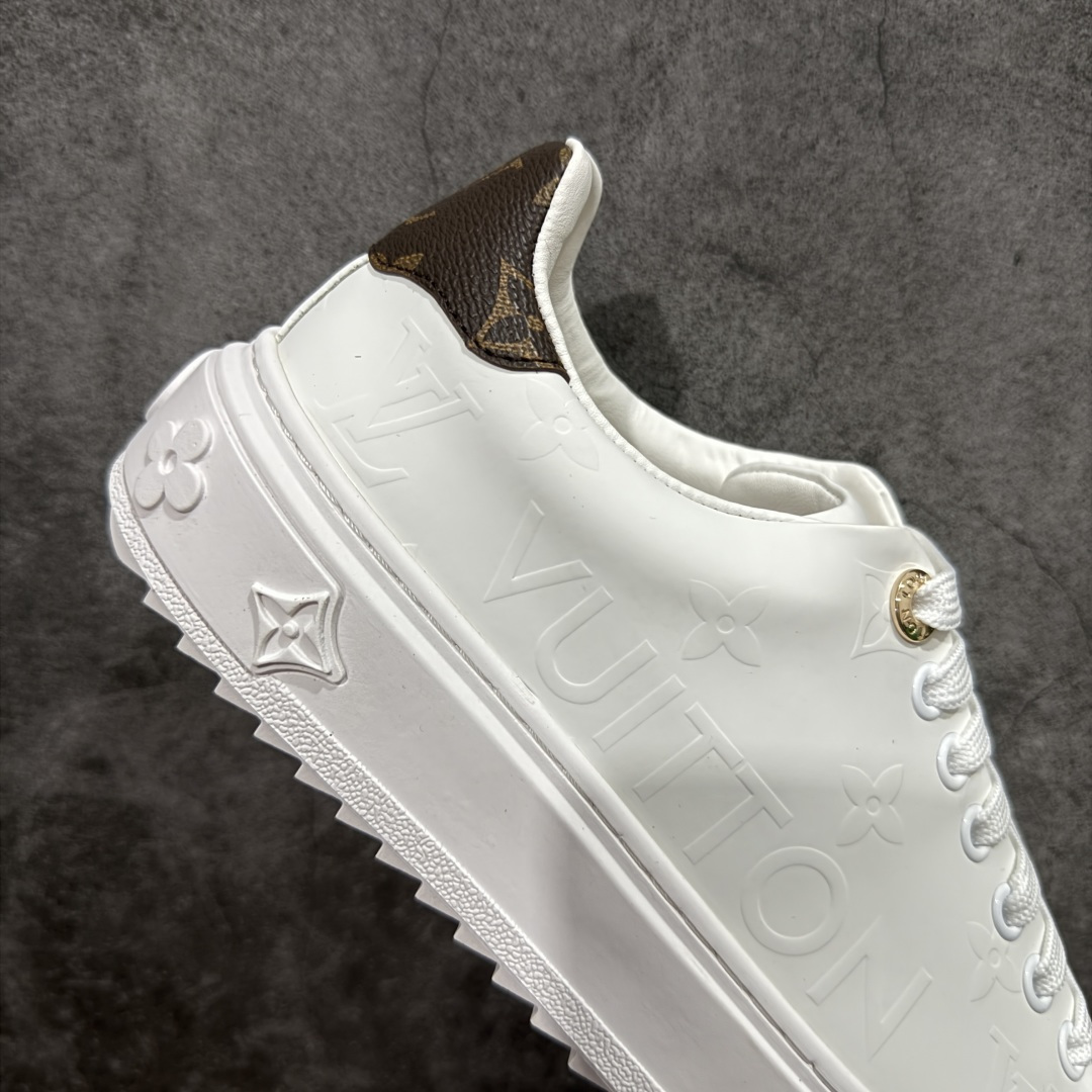 图片[7]-【莞产礼盒版】Louis Vuitton New Arrival 系列 LV Time Out 情侣小白鞋 ✦ 小白鞋正统线条：干净、高级、显脚瘦 ✦ 经典 Monogram 老花：辨识度满分，一眼奢侈 ✦ 进口头层小牛皮鞋面：细腻、柔韧、鞋面更挺括 ✦ 羊皮内里：脚感软糯不磨脚，全天穿无压力 ✦ 原楦开发：版型挺拔、比例更精致 ✦ 鞋边立体雕花纹理：细节完全到位，质感直观可见 ✦ 轻量橡胶大底：抓地防滑，上脚轻盈不累 ✦ 情侣款百搭属性：通勤、休闲、旅行全能搭配 ✦ 专柜级包装：原装鞋盒 / 防尘袋 / 配件齐全 尺码：35-45-选品中心