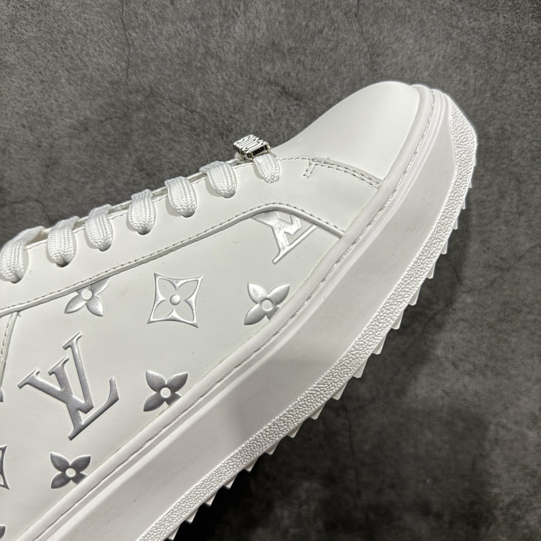 图片[6]-【莞产礼盒版】Louis Vuitton New Arrival 系列 LV Time Out 情侣小白鞋 ✦ 小白鞋正统线条：干净、高级、显脚瘦 ✦ 经典 Monogram 老花：辨识度满分，一眼奢侈 ✦ 进口头层小牛皮鞋面：细腻、柔韧、鞋面更挺括 ✦ 羊皮内里：脚感软糯不磨脚，全天穿无压力 ✦ 原楦开发：版型挺拔、比例更精致 ✦ 鞋边立体雕花纹理：细节完全到位，质感直观可见 ✦ 轻量橡胶大底：抓地防滑，上脚轻盈不累 ✦ 情侣款百搭属性：通勤、休闲、旅行全能搭配 ✦ 专柜级包装：原装鞋盒 / 防尘袋 / 配件齐全 尺码：35-45-选品中心