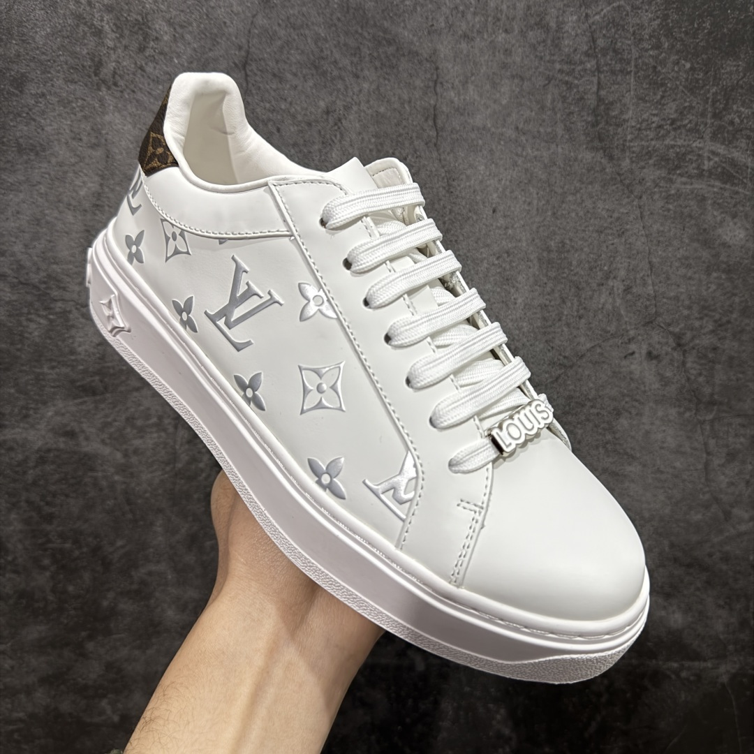图片[3]-【莞产礼盒版】Louis Vuitton New Arrival 系列 LV Time Out 情侣小白鞋 ✦ 小白鞋正统线条：干净、高级、显脚瘦 ✦ 经典 Monogram 老花：辨识度满分，一眼奢侈 ✦ 进口头层小牛皮鞋面：细腻、柔韧、鞋面更挺括 ✦ 羊皮内里：脚感软糯不磨脚，全天穿无压力 ✦ 原楦开发：版型挺拔、比例更精致 ✦ 鞋边立体雕花纹理：细节完全到位，质感直观可见 ✦ 轻量橡胶大底：抓地防滑，上脚轻盈不累 ✦ 情侣款百搭属性：通勤、休闲、旅行全能搭配 ✦ 专柜级包装：原装鞋盒 / 防尘袋 / 配件齐全 尺码：35-45-选品中心