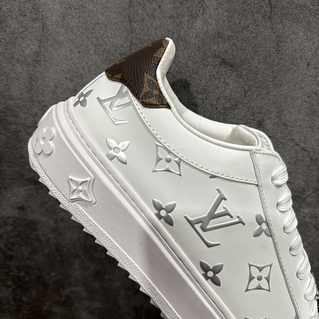 图片[7]-【莞产礼盒版】Louis Vuitton New Arrival 系列 LV Time Out 情侣小白鞋 ✦ 小白鞋正统线条：干净、高级、显脚瘦 ✦ 经典 Monogram 老花：辨识度满分，一眼奢侈 ✦ 进口头层小牛皮鞋面：细腻、柔韧、鞋面更挺括 ✦ 羊皮内里：脚感软糯不磨脚，全天穿无压力 ✦ 原楦开发：版型挺拔、比例更精致 ✦ 鞋边立体雕花纹理：细节完全到位，质感直观可见 ✦ 轻量橡胶大底：抓地防滑，上脚轻盈不累 ✦ 情侣款百搭属性：通勤、休闲、旅行全能搭配 ✦ 专柜级包装：原装鞋盒 / 防尘袋 / 配件齐全 尺码：35-45-选品中心