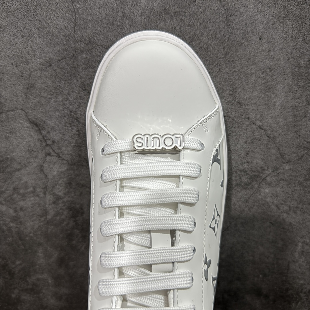 图片[5]-【莞产礼盒版】Louis Vuitton New Arrival 系列 LV Time Out 情侣小白鞋 ✦ 小白鞋正统线条：干净、高级、显脚瘦 ✦ 经典 Monogram 老花：辨识度满分，一眼奢侈 ✦ 进口头层小牛皮鞋面：细腻、柔韧、鞋面更挺括 ✦ 羊皮内里：脚感软糯不磨脚，全天穿无压力 ✦ 原楦开发：版型挺拔、比例更精致 ✦ 鞋边立体雕花纹理：细节完全到位，质感直观可见 ✦ 轻量橡胶大底：抓地防滑，上脚轻盈不累 ✦ 情侣款百搭属性：通勤、休闲、旅行全能搭配 ✦ 专柜级包装：原装鞋盒 / 防尘袋 / 配件齐全 尺码：35-45-选品中心