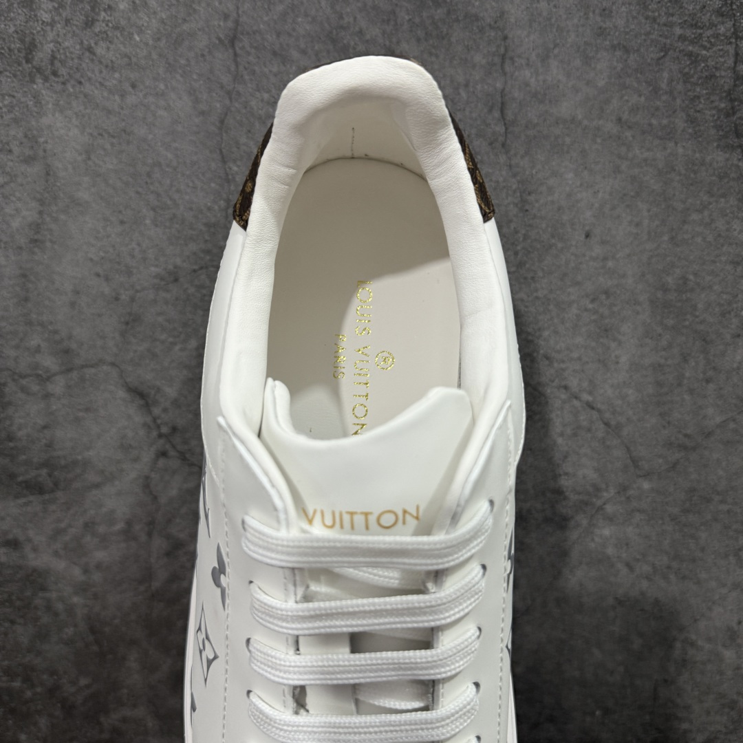 图片[8]-【莞产礼盒版】Louis Vuitton New Arrival 系列 LV Time Out 情侣小白鞋 ✦ 小白鞋正统线条：干净、高级、显脚瘦 ✦ 经典 Monogram 老花：辨识度满分，一眼奢侈 ✦ 进口头层小牛皮鞋面：细腻、柔韧、鞋面更挺括 ✦ 羊皮内里：脚感软糯不磨脚，全天穿无压力 ✦ 原楦开发：版型挺拔、比例更精致 ✦ 鞋边立体雕花纹理：细节完全到位，质感直观可见 ✦ 轻量橡胶大底：抓地防滑，上脚轻盈不累 ✦ 情侣款百搭属性：通勤、休闲、旅行全能搭配 ✦ 专柜级包装：原装鞋盒 / 防尘袋 / 配件齐全 尺码：35-45-选品中心