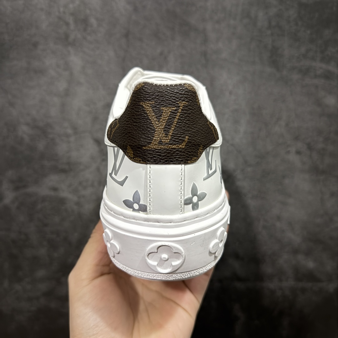 图片[4]-【莞产礼盒版】Louis Vuitton New Arrival 系列 LV Time Out 情侣小白鞋 ✦ 小白鞋正统线条：干净、高级、显脚瘦 ✦ 经典 Monogram 老花：辨识度满分，一眼奢侈 ✦ 进口头层小牛皮鞋面：细腻、柔韧、鞋面更挺括 ✦ 羊皮内里：脚感软糯不磨脚，全天穿无压力 ✦ 原楦开发：版型挺拔、比例更精致 ✦ 鞋边立体雕花纹理：细节完全到位，质感直观可见 ✦ 轻量橡胶大底：抓地防滑，上脚轻盈不累 ✦ 情侣款百搭属性：通勤、休闲、旅行全能搭配 ✦ 专柜级包装：原装鞋盒 / 防尘袋 / 配件齐全 尺码：35-45-选品中心