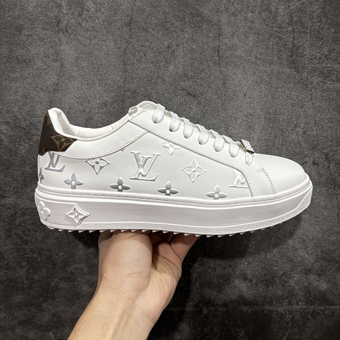 【莞产礼盒版】Louis Vuitton New Arrival 系列 LV Time Out 情侣小白鞋 ✦ 小白鞋正统线条：干净、高级、显脚瘦 ✦ 经典 Monogram 老花：辨识度满分，一眼奢侈 ✦ 进口头层小牛皮鞋面：细腻、柔韧、鞋面更挺括 ✦ 羊皮内里：脚感软糯不磨脚，全天穿无压力 ✦ 原楦开发：版型挺拔、比例更精致 ✦ 鞋边立体雕花纹理：细节完全到位，质感直观可见 ✦ 轻量橡胶大底：抓地防滑，上脚轻盈不累 ✦ 情侣款百搭属性：通勤、休闲、旅行全能搭配 ✦ 专柜级包装：原装鞋盒 / 防尘袋 / 配件齐全 尺码：35-45-选品中心