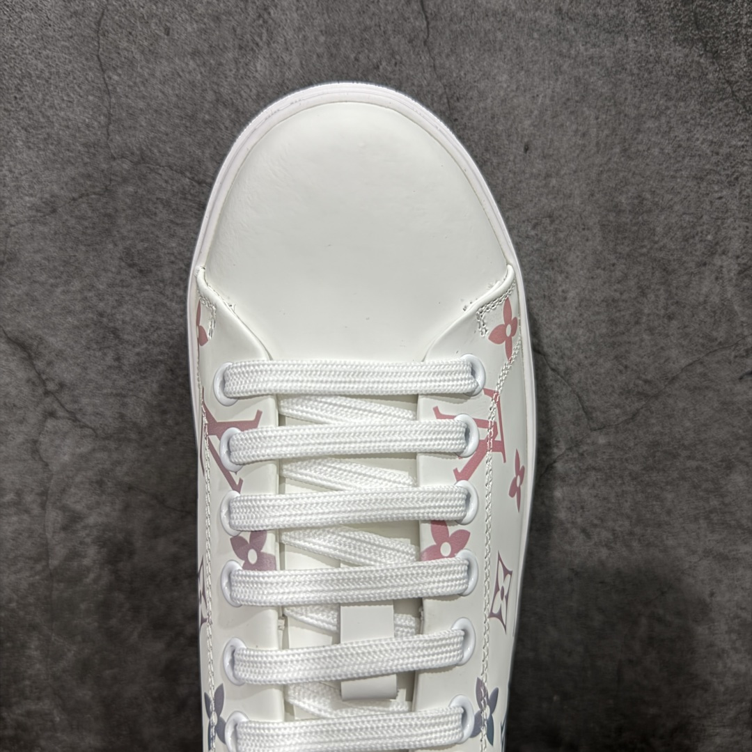 图片[5]-【莞产礼盒版】Louis Vuitton New Arrival 系列 LV Time Out 情侣小白鞋 ✦ 小白鞋正统线条：干净、高级、显脚瘦 ✦ 经典 Monogram 老花：辨识度满分，一眼奢侈 ✦ 进口头层小牛皮鞋面：细腻、柔韧、鞋面更挺括 ✦ 羊皮内里：脚感软糯不磨脚，全天穿无压力 ✦ 原楦开发：版型挺拔、比例更精致 ✦ 鞋边立体雕花纹理：细节完全到位，质感直观可见 ✦ 轻量橡胶大底：抓地防滑，上脚轻盈不累 ✦ 情侣款百搭属性：通勤、休闲、旅行全能搭配 ✦ 专柜级包装：原装鞋盒 / 防尘袋 / 配件齐全 尺码：35-45-选品中心