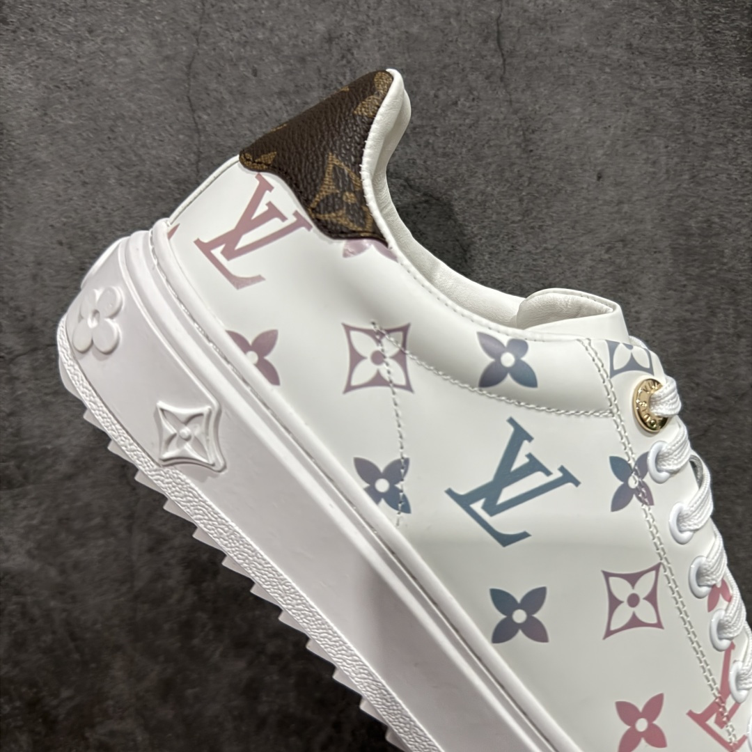 图片[7]-【莞产礼盒版】Louis Vuitton New Arrival 系列 LV Time Out 情侣小白鞋 ✦ 小白鞋正统线条：干净、高级、显脚瘦 ✦ 经典 Monogram 老花：辨识度满分，一眼奢侈 ✦ 进口头层小牛皮鞋面：细腻、柔韧、鞋面更挺括 ✦ 羊皮内里：脚感软糯不磨脚，全天穿无压力 ✦ 原楦开发：版型挺拔、比例更精致 ✦ 鞋边立体雕花纹理：细节完全到位，质感直观可见 ✦ 轻量橡胶大底：抓地防滑，上脚轻盈不累 ✦ 情侣款百搭属性：通勤、休闲、旅行全能搭配 ✦ 专柜级包装：原装鞋盒 / 防尘袋 / 配件齐全 尺码：35-45-选品中心
