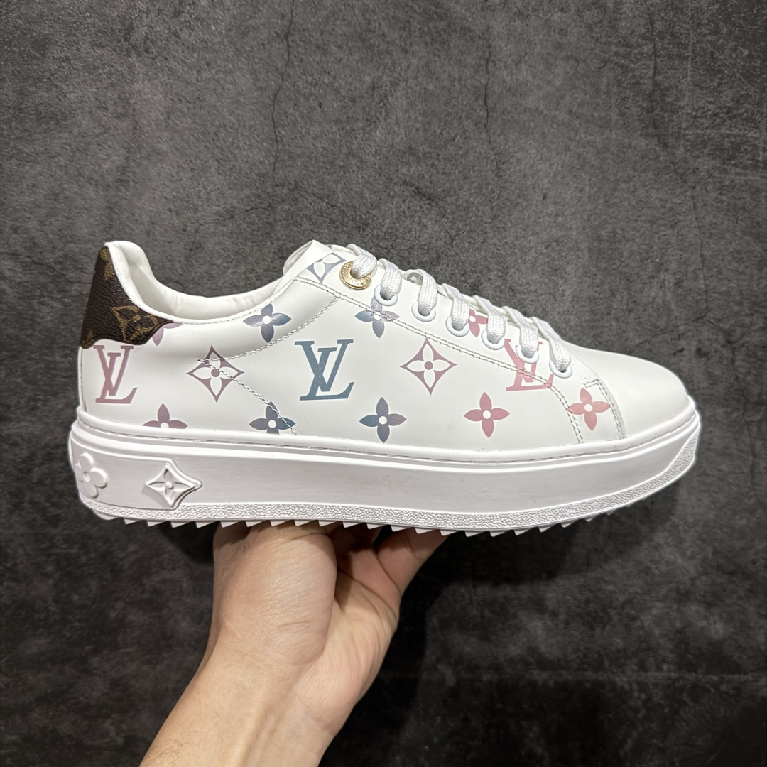 【莞产礼盒版】Louis Vuitton New Arrival 系列 LV Time Out 情侣小白鞋 ✦ 小白鞋正统线条：干净、高级、显脚瘦 ✦ 经典 Monogram 老花：辨识度满分，一眼奢侈 ✦ 进口头层小牛皮鞋面：细腻、柔韧、鞋面更挺括 ✦ 羊皮内里：脚感软糯不磨脚，全天穿无压力 ✦ 原楦开发：版型挺拔、比例更精致 ✦ 鞋边立体雕花纹理：细节完全到位，质感直观可见 ✦ 轻量橡胶大底：抓地防滑，上脚轻盈不累 ✦ 情侣款百搭属性：通勤、休闲、旅行全能搭配 ✦ 专柜级包装：原装鞋盒 / 防尘袋 / 配件齐全 尺码：35-45-选品中心