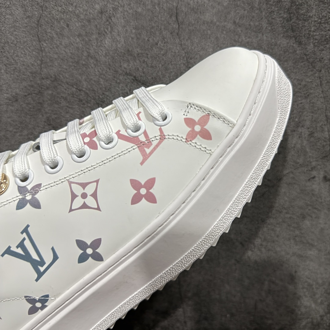 图片[6]-【莞产礼盒版】Louis Vuitton New Arrival 系列 LV Time Out 情侣小白鞋 ✦ 小白鞋正统线条：干净、高级、显脚瘦 ✦ 经典 Monogram 老花：辨识度满分，一眼奢侈 ✦ 进口头层小牛皮鞋面：细腻、柔韧、鞋面更挺括 ✦ 羊皮内里：脚感软糯不磨脚，全天穿无压力 ✦ 原楦开发：版型挺拔、比例更精致 ✦ 鞋边立体雕花纹理：细节完全到位，质感直观可见 ✦ 轻量橡胶大底：抓地防滑，上脚轻盈不累 ✦ 情侣款百搭属性：通勤、休闲、旅行全能搭配 ✦ 专柜级包装：原装鞋盒 / 防尘袋 / 配件齐全 尺码：35-45-选品中心