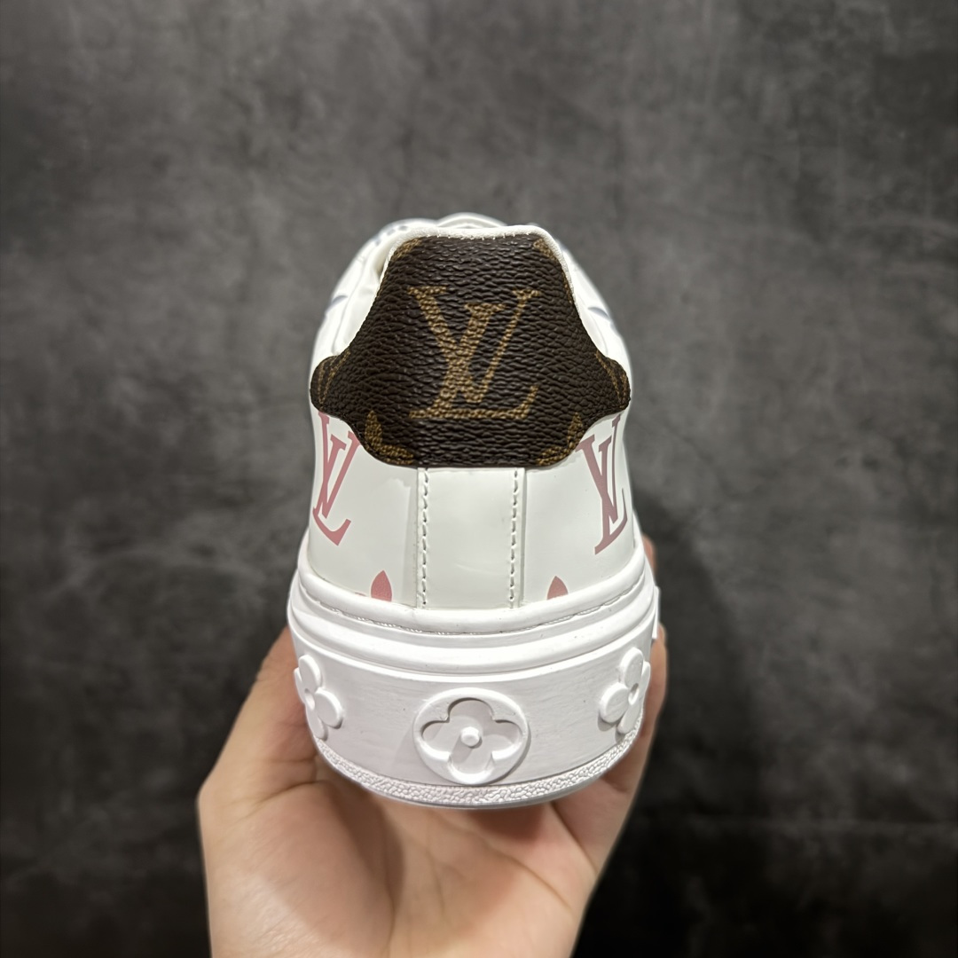 图片[4]-【莞产礼盒版】Louis Vuitton New Arrival 系列 LV Time Out 情侣小白鞋 ✦ 小白鞋正统线条：干净、高级、显脚瘦 ✦ 经典 Monogram 老花：辨识度满分，一眼奢侈 ✦ 进口头层小牛皮鞋面：细腻、柔韧、鞋面更挺括 ✦ 羊皮内里：脚感软糯不磨脚，全天穿无压力 ✦ 原楦开发：版型挺拔、比例更精致 ✦ 鞋边立体雕花纹理：细节完全到位，质感直观可见 ✦ 轻量橡胶大底：抓地防滑，上脚轻盈不累 ✦ 情侣款百搭属性：通勤、休闲、旅行全能搭配 ✦ 专柜级包装：原装鞋盒 / 防尘袋 / 配件齐全 尺码：35-45-选品中心