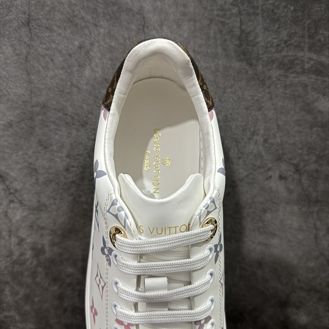 图片[8]-【莞产礼盒版】Louis Vuitton New Arrival 系列 LV Time Out 情侣小白鞋 ✦ 小白鞋正统线条：干净、高级、显脚瘦 ✦ 经典 Monogram 老花：辨识度满分，一眼奢侈 ✦ 进口头层小牛皮鞋面：细腻、柔韧、鞋面更挺括 ✦ 羊皮内里：脚感软糯不磨脚，全天穿无压力 ✦ 原楦开发：版型挺拔、比例更精致 ✦ 鞋边立体雕花纹理：细节完全到位，质感直观可见 ✦ 轻量橡胶大底：抓地防滑，上脚轻盈不累 ✦ 情侣款百搭属性：通勤、休闲、旅行全能搭配 ✦ 专柜级包装：原装鞋盒 / 防尘袋 / 配件齐全 尺码：35-45-选品中心