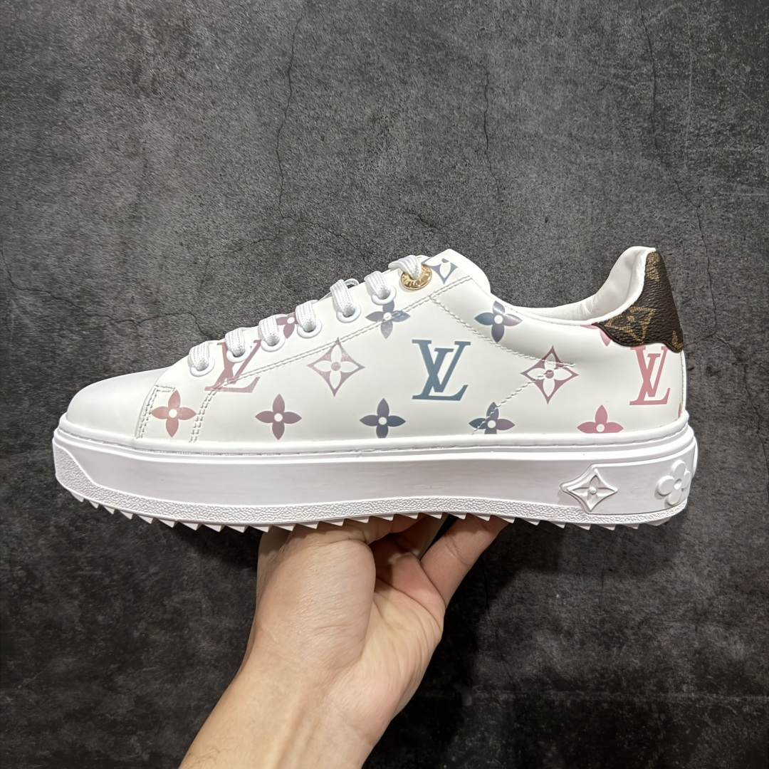 图片[2]-【莞产礼盒版】Louis Vuitton New Arrival 系列 LV Time Out 情侣小白鞋 ✦ 小白鞋正统线条：干净、高级、显脚瘦 ✦ 经典 Monogram 老花：辨识度满分，一眼奢侈 ✦ 进口头层小牛皮鞋面：细腻、柔韧、鞋面更挺括 ✦ 羊皮内里：脚感软糯不磨脚，全天穿无压力 ✦ 原楦开发：版型挺拔、比例更精致 ✦ 鞋边立体雕花纹理：细节完全到位，质感直观可见 ✦ 轻量橡胶大底：抓地防滑，上脚轻盈不累 ✦ 情侣款百搭属性：通勤、休闲、旅行全能搭配 ✦ 专柜级包装：原装鞋盒 / 防尘袋 / 配件齐全 尺码：35-45-选品中心