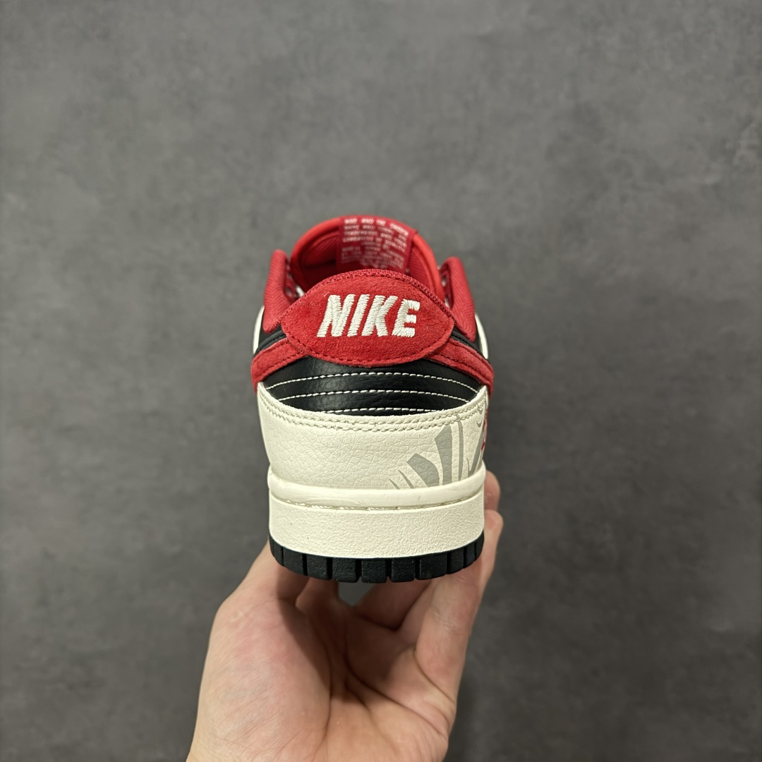 图片[4]-【定制版】水墨马韵，Dunk国风新解 Nike Dunk Low CX5050-Y61将马年生肖与水墨国风揉进街头经典，直接刷新了Dunk系列的国风美学天花板🐎鞋身以米白为底，搭配墨黑皮质拼接，鞋侧的水墨奔马图案顺着Dunk的轮廓肆意铺展，把中式写意的潇洒展现得淋漓尽致。红色的“马”字刺绣、鞋头的国风印章细节，与黑白主调形成撞色反差，黑色Swoosh融入水墨纹理，就连鞋带的编织纹理都透着巧思，米白中底搭配黑色外底，让复古街头感与国风底蕴完美交融。不管是搭配新中式穿搭打造国潮氛围感，还是混搭工装风玩转出街层次，这双鞋都能成为造型的灵魂所在。它不只是一双Dunk，更是把东方美学与街头文化结合的潮玩艺术品，马年想穿出独特的国风街头范，这双水墨Dunk绝对是收藏级选择！ 尺码：36 36.5 37.5 38 38.5 39 40 40.5 41 42 42.5 43 44 44.5 45-选品中心