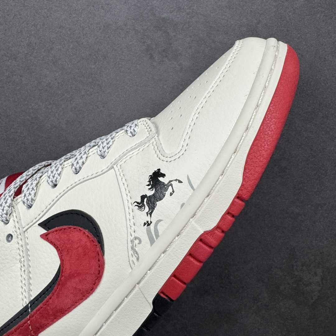 图片[5]-【定制版】水墨马韵，Dunk国风新解 Nike Dunk Low CX5050-Y61将马年生肖与水墨国风揉进街头经典，直接刷新了Dunk系列的国风美学天花板🐎鞋身以米白为底，搭配墨黑皮质拼接，鞋侧的水墨奔马图案顺着Dunk的轮廓肆意铺展，把中式写意的潇洒展现得淋漓尽致。红色的“马”字刺绣、鞋头的国风印章细节，与黑白主调形成撞色反差，黑色Swoosh融入水墨纹理，就连鞋带的编织纹理都透着巧思，米白中底搭配黑色外底，让复古街头感与国风底蕴完美交融。不管是搭配新中式穿搭打造国潮氛围感，还是混搭工装风玩转出街层次，这双鞋都能成为造型的灵魂所在。它不只是一双Dunk，更是把东方美学与街头文化结合的潮玩艺术品，马年想穿出独特的国风街头范，这双水墨Dunk绝对是收藏级选择！ 尺码：36 36.5 37.5 38 38.5 39 40 40.5 41 42 42.5 43 44 44.5 45-选品中心