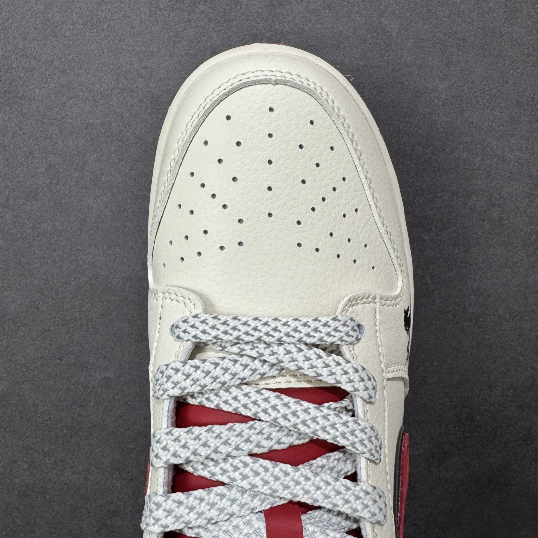 图片[8]-【定制版】水墨马韵，Dunk国风新解 Nike Dunk Low CX5050-Y61将马年生肖与水墨国风揉进街头经典，直接刷新了Dunk系列的国风美学天花板🐎鞋身以米白为底，搭配墨黑皮质拼接，鞋侧的水墨奔马图案顺着Dunk的轮廓肆意铺展，把中式写意的潇洒展现得淋漓尽致。红色的“马”字刺绣、鞋头的国风印章细节，与黑白主调形成撞色反差，黑色Swoosh融入水墨纹理，就连鞋带的编织纹理都透着巧思，米白中底搭配黑色外底，让复古街头感与国风底蕴完美交融。不管是搭配新中式穿搭打造国潮氛围感，还是混搭工装风玩转出街层次，这双鞋都能成为造型的灵魂所在。它不只是一双Dunk，更是把东方美学与街头文化结合的潮玩艺术品，马年想穿出独特的国风街头范，这双水墨Dunk绝对是收藏级选择！ 尺码：36 36.5 37.5 38 38.5 39 40 40.5 41 42 42.5 43 44 44.5 45-选品中心