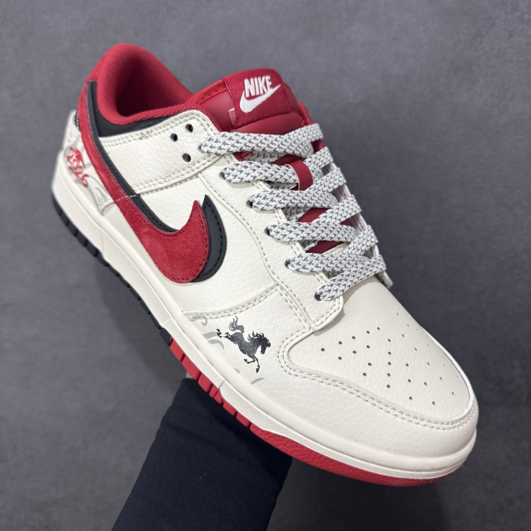 图片[3]-【定制版】水墨马韵，Dunk国风新解 Nike Dunk Low CX5050-Y61将马年生肖与水墨国风揉进街头经典，直接刷新了Dunk系列的国风美学天花板🐎鞋身以米白为底，搭配墨黑皮质拼接，鞋侧的水墨奔马图案顺着Dunk的轮廓肆意铺展，把中式写意的潇洒展现得淋漓尽致。红色的“马”字刺绣、鞋头的国风印章细节，与黑白主调形成撞色反差，黑色Swoosh融入水墨纹理，就连鞋带的编织纹理都透着巧思，米白中底搭配黑色外底，让复古街头感与国风底蕴完美交融。不管是搭配新中式穿搭打造国潮氛围感，还是混搭工装风玩转出街层次，这双鞋都能成为造型的灵魂所在。它不只是一双Dunk，更是把东方美学与街头文化结合的潮玩艺术品，马年想穿出独特的国风街头范，这双水墨Dunk绝对是收藏级选择！ 尺码：36 36.5 37.5 38 38.5 39 40 40.5 41 42 42.5 43 44 44.5 45-选品中心