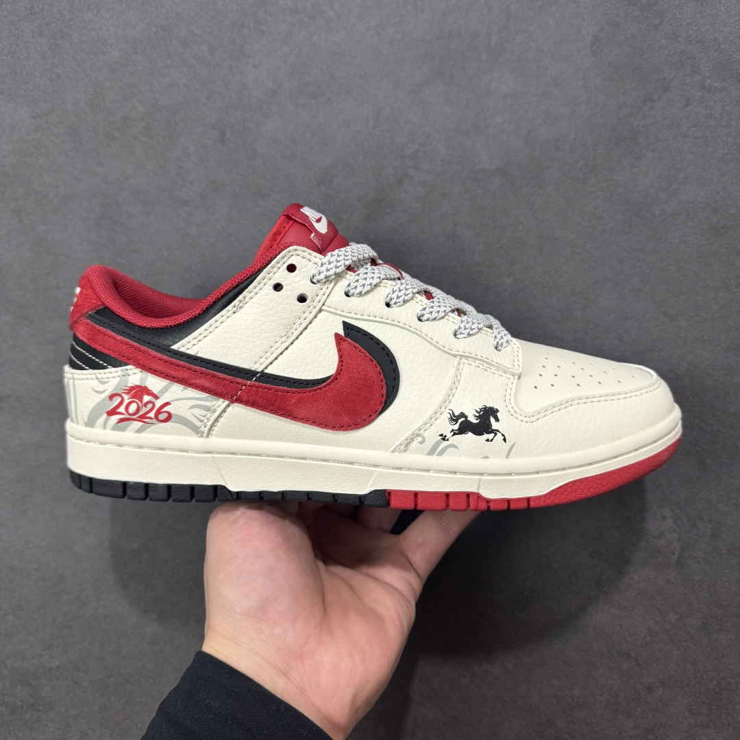 【定制版】水墨马韵，Dunk国风新解 Nike Dunk Low CX5050-Y61将马年生肖与水墨国风揉进街头经典，直接刷新了Dunk系列的国风美学天花板🐎鞋身以米白为底，搭配墨黑皮质拼接，鞋侧的水墨奔马图案顺着Dunk的轮廓肆意铺展，把中式写意的潇洒展现得淋漓尽致。红色的“马”字刺绣、鞋头的国风印章细节，与黑白主调形成撞色反差，黑色Swoosh融入水墨纹理，就连鞋带的编织纹理都透着巧思，米白中底搭配黑色外底，让复古街头感与国风底蕴完美交融。不管是搭配新中式穿搭打造国潮氛围感，还是混搭工装风玩转出街层次，这双鞋都能成为造型的灵魂所在。它不只是一双Dunk，更是把东方美学与街头文化结合的潮玩艺术品，马年想穿出独特的国风街头范，这双水墨Dunk绝对是收藏级选择！ 尺码：36 36.5 37.5 38 38.5 39 40 40.5 41 42 42.5 43 44 44.5 45-选品中心