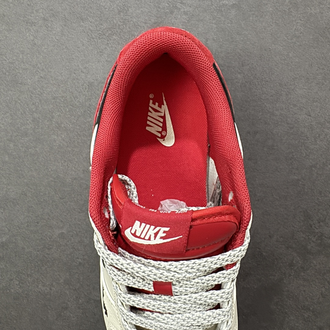 图片[7]-【定制版】水墨马韵，Dunk国风新解 Nike Dunk Low CX5050-Y61将马年生肖与水墨国风揉进街头经典，直接刷新了Dunk系列的国风美学天花板🐎鞋身以米白为底，搭配墨黑皮质拼接，鞋侧的水墨奔马图案顺着Dunk的轮廓肆意铺展，把中式写意的潇洒展现得淋漓尽致。红色的“马”字刺绣、鞋头的国风印章细节，与黑白主调形成撞色反差，黑色Swoosh融入水墨纹理，就连鞋带的编织纹理都透着巧思，米白中底搭配黑色外底，让复古街头感与国风底蕴完美交融。不管是搭配新中式穿搭打造国潮氛围感，还是混搭工装风玩转出街层次，这双鞋都能成为造型的灵魂所在。它不只是一双Dunk，更是把东方美学与街头文化结合的潮玩艺术品，马年想穿出独特的国风街头范，这双水墨Dunk绝对是收藏级选择！ 尺码：36 36.5 37.5 38 38.5 39 40 40.5 41 42 42.5 43 44 44.5 45-选品中心