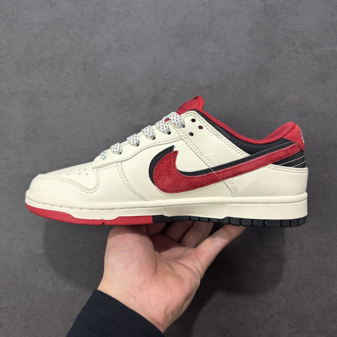 图片[2]-【定制版】水墨马韵，Dunk国风新解 Nike Dunk Low CX5050-Y61将马年生肖与水墨国风揉进街头经典，直接刷新了Dunk系列的国风美学天花板🐎鞋身以米白为底，搭配墨黑皮质拼接，鞋侧的水墨奔马图案顺着Dunk的轮廓肆意铺展，把中式写意的潇洒展现得淋漓尽致。红色的“马”字刺绣、鞋头的国风印章细节，与黑白主调形成撞色反差，黑色Swoosh融入水墨纹理，就连鞋带的编织纹理都透着巧思，米白中底搭配黑色外底，让复古街头感与国风底蕴完美交融。不管是搭配新中式穿搭打造国潮氛围感，还是混搭工装风玩转出街层次，这双鞋都能成为造型的灵魂所在。它不只是一双Dunk，更是把东方美学与街头文化结合的潮玩艺术品，马年想穿出独特的国风街头范，这双水墨Dunk绝对是收藏级选择！ 尺码：36 36.5 37.5 38 38.5 39 40 40.5 41 42 42.5 43 44 44.5 45-选品中心