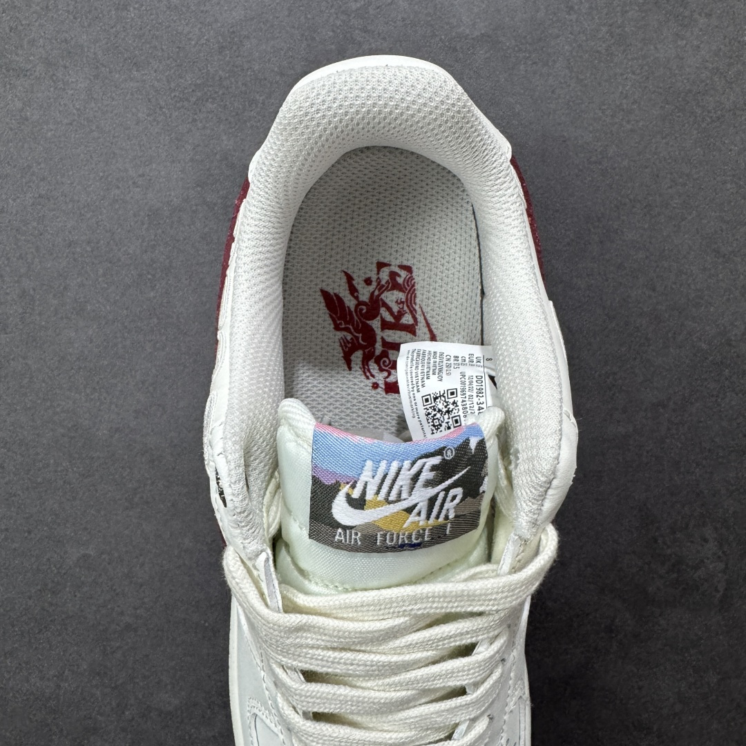 图片[7]-【定制版】Nike Air Force 1\’07 Low 马年限定 白红 空军一号低帮休闲板鞋  #白红主调搭配祥云暗纹，酒红Swoosh与金色小马挂饰呼应2026马年主题，细节藏满国风巧思。经典AF1低帮鞋型搭载Air气垫中底，脚感软糯又稳脚，专属编码款稀缺度拉满，新年上脚既具年味仪式感，又能轻松拿捏街头潮范！  货号：DD1982-348 尺码：36 36.5 37.5 38 38.5 39 40 40.5 41 42 42.5 43 44 44.5 45-选品中心