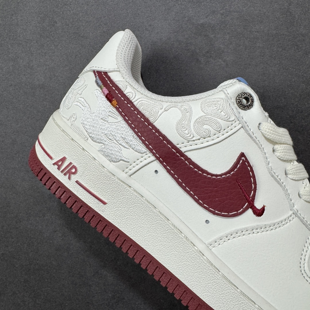 图片[6]-【定制版】Nike Air Force 1\’07 Low 马年限定 白红 空军一号低帮休闲板鞋  #白红主调搭配祥云暗纹，酒红Swoosh与金色小马挂饰呼应2026马年主题，细节藏满国风巧思。经典AF1低帮鞋型搭载Air气垫中底，脚感软糯又稳脚，专属编码款稀缺度拉满，新年上脚既具年味仪式感，又能轻松拿捏街头潮范！  货号：DD1982-348 尺码：36 36.5 37.5 38 38.5 39 40 40.5 41 42 42.5 43 44 44.5 45-选品中心