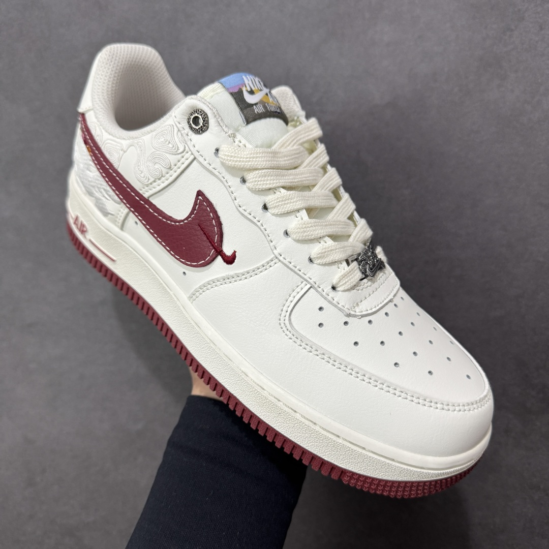 图片[3]-【定制版】Nike Air Force 1\’07 Low 马年限定 白红 空军一号低帮休闲板鞋  #白红主调搭配祥云暗纹，酒红Swoosh与金色小马挂饰呼应2026马年主题，细节藏满国风巧思。经典AF1低帮鞋型搭载Air气垫中底，脚感软糯又稳脚，专属编码款稀缺度拉满，新年上脚既具年味仪式感，又能轻松拿捏街头潮范！  货号：DD1982-348 尺码：36 36.5 37.5 38 38.5 39 40 40.5 41 42 42.5 43 44 44.5 45-选品中心