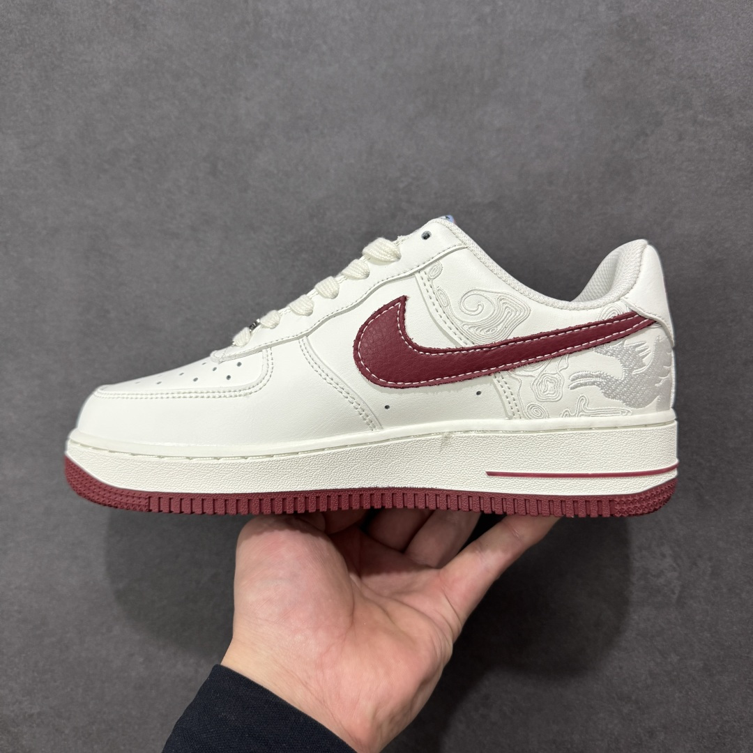 图片[2]-【定制版】Nike Air Force 1\’07 Low 马年限定 白红 空军一号低帮休闲板鞋  #白红主调搭配祥云暗纹，酒红Swoosh与金色小马挂饰呼应2026马年主题，细节藏满国风巧思。经典AF1低帮鞋型搭载Air气垫中底，脚感软糯又稳脚，专属编码款稀缺度拉满，新年上脚既具年味仪式感，又能轻松拿捏街头潮范！  货号：DD1982-348 尺码：36 36.5 37.5 38 38.5 39 40 40.5 41 42 42.5 43 44 44.5 45-选品中心