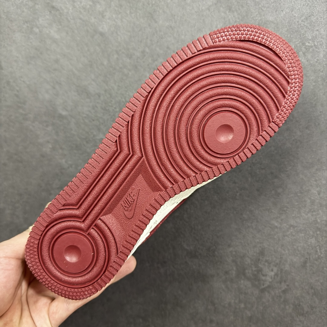 图片[9]-【定制版】Nike Air Force 1\’07 Low 马年限定 白红 空军一号低帮休闲板鞋  #白红主调搭配祥云暗纹，酒红Swoosh与金色小马挂饰呼应2026马年主题，细节藏满国风巧思。经典AF1低帮鞋型搭载Air气垫中底，脚感软糯又稳脚，专属编码款稀缺度拉满，新年上脚既具年味仪式感，又能轻松拿捏街头潮范！  货号：DD1982-348 尺码：36 36.5 37.5 38 38.5 39 40 40.5 41 42 42.5 43 44 44.5 45-选品中心