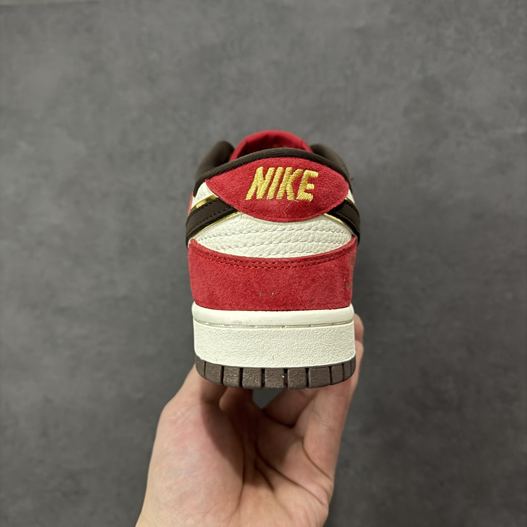 图片[4]-【定制版】Nike SB Dunk Low 马年限定 红金撞色 高端定制 低帮休闲板鞋  #鞋身“马到成功”烫金字样、福字图腾与金色小马挂饰，把国风开运寓意焊在鞋上。经典SB Dunk Low低帮鞋型搭载软弹中底，滑板刷街、新年出街都适配，专属编码款稀缺典藏，上脚既藏新年仪式感，又稳占街头潮范C位！ 货号：DN3168-013  尺码：36 36.5 37.5 38 38.5 39 40 40.5 41 42 42.5 43 44 44.5 45-选品中心