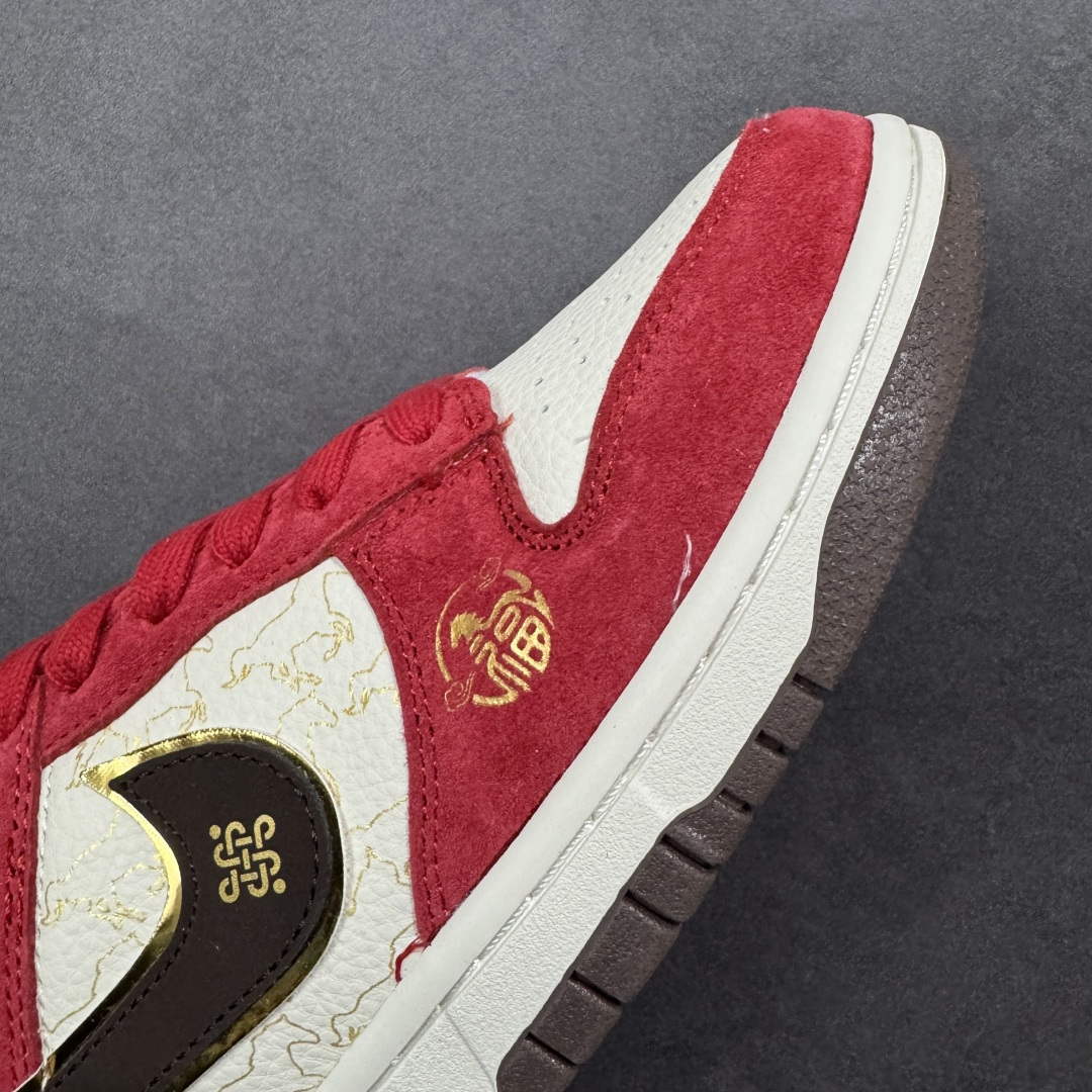 图片[5]-【定制版】Nike SB Dunk Low 马年限定 红金撞色 高端定制 低帮休闲板鞋  #鞋身“马到成功”烫金字样、福字图腾与金色小马挂饰，把国风开运寓意焊在鞋上。经典SB Dunk Low低帮鞋型搭载软弹中底，滑板刷街、新年出街都适配，专属编码款稀缺典藏，上脚既藏新年仪式感，又稳占街头潮范C位！ 货号：DN3168-013  尺码：36 36.5 37.5 38 38.5 39 40 40.5 41 42 42.5 43 44 44.5 45-选品中心