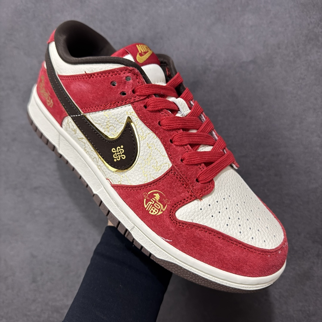 图片[3]-【定制版】Nike SB Dunk Low 马年限定 红金撞色 高端定制 低帮休闲板鞋  #鞋身“马到成功”烫金字样、福字图腾与金色小马挂饰，把国风开运寓意焊在鞋上。经典SB Dunk Low低帮鞋型搭载软弹中底，滑板刷街、新年出街都适配，专属编码款稀缺典藏，上脚既藏新年仪式感，又稳占街头潮范C位！ 货号：DN3168-013  尺码：36 36.5 37.5 38 38.5 39 40 40.5 41 42 42.5 43 44 44.5 45-选品中心