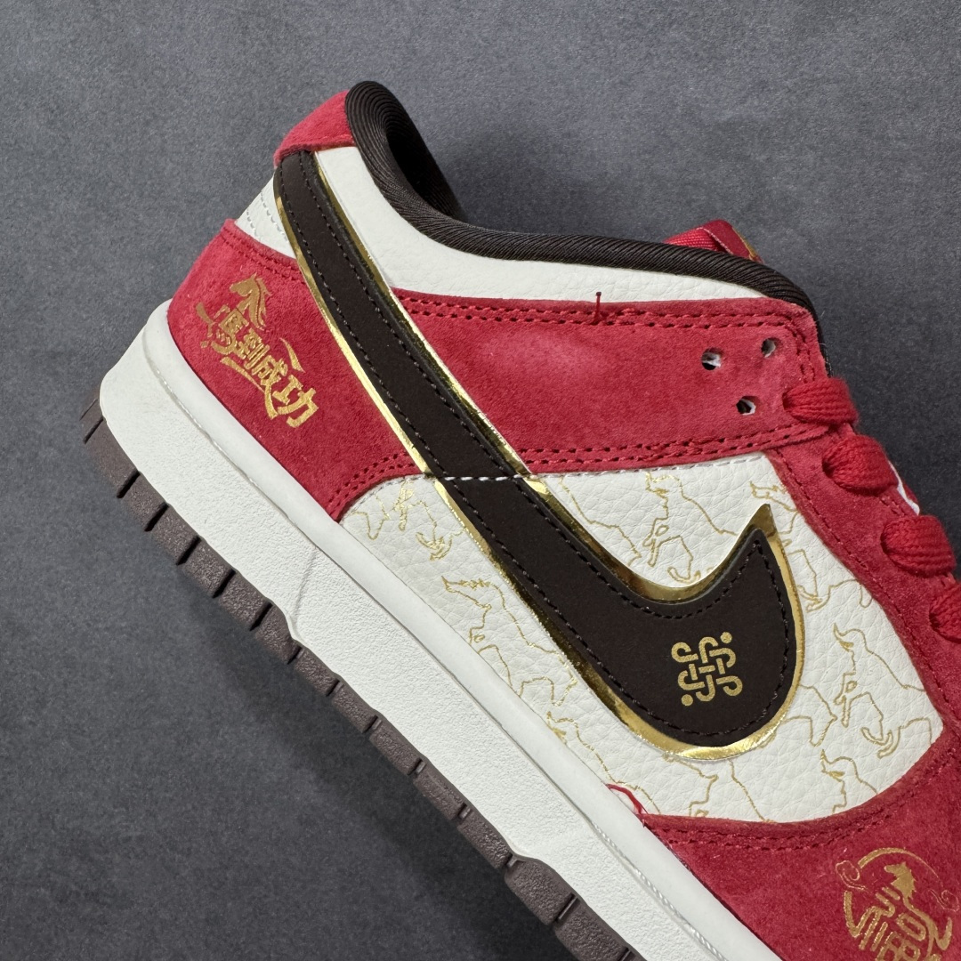 图片[6]-【定制版】Nike SB Dunk Low 马年限定 红金撞色 高端定制 低帮休闲板鞋  #鞋身“马到成功”烫金字样、福字图腾与金色小马挂饰，把国风开运寓意焊在鞋上。经典SB Dunk Low低帮鞋型搭载软弹中底，滑板刷街、新年出街都适配，专属编码款稀缺典藏，上脚既藏新年仪式感，又稳占街头潮范C位！ 货号：DN3168-013  尺码：36 36.5 37.5 38 38.5 39 40 40.5 41 42 42.5 43 44 44.5 45-选品中心