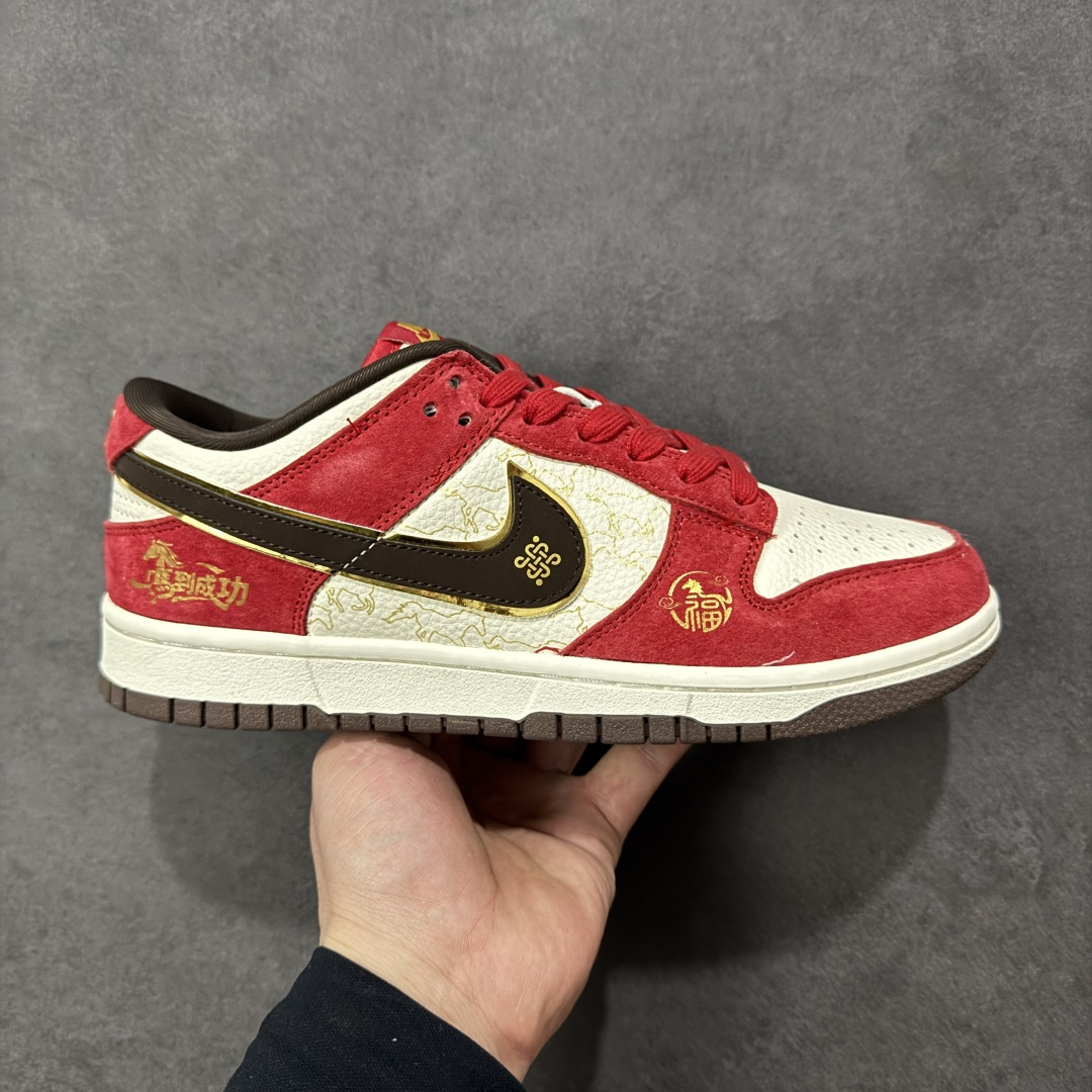 【定制版】Nike SB Dunk Low 马年限定 红金撞色 高端定制 低帮休闲板鞋  #鞋身“马到成功”烫金字样、福字图腾与金色小马挂饰，把国风开运寓意焊在鞋上。经典SB Dunk Low低帮鞋型搭载软弹中底，滑板刷街、新年出街都适配，专属编码款稀缺典藏，上脚既藏新年仪式感，又稳占街头潮范C位！ 货号：DN3168-013  尺码：36 36.5 37.5 38 38.5 39 40 40.5 41 42 42.5 43 44 44.5 45-选品中心