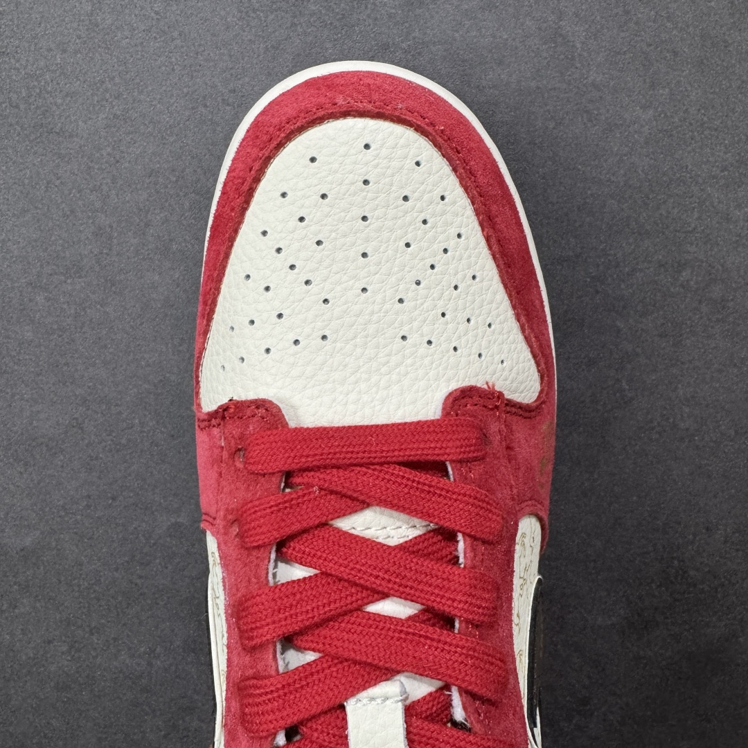 图片[8]-【定制版】Nike SB Dunk Low 马年限定 红金撞色 高端定制 低帮休闲板鞋  #鞋身“马到成功”烫金字样、福字图腾与金色小马挂饰，把国风开运寓意焊在鞋上。经典SB Dunk Low低帮鞋型搭载软弹中底，滑板刷街、新年出街都适配，专属编码款稀缺典藏，上脚既藏新年仪式感，又稳占街头潮范C位！ 货号：DN3168-013  尺码：36 36.5 37.5 38 38.5 39 40 40.5 41 42 42.5 43 44 44.5 45-选品中心