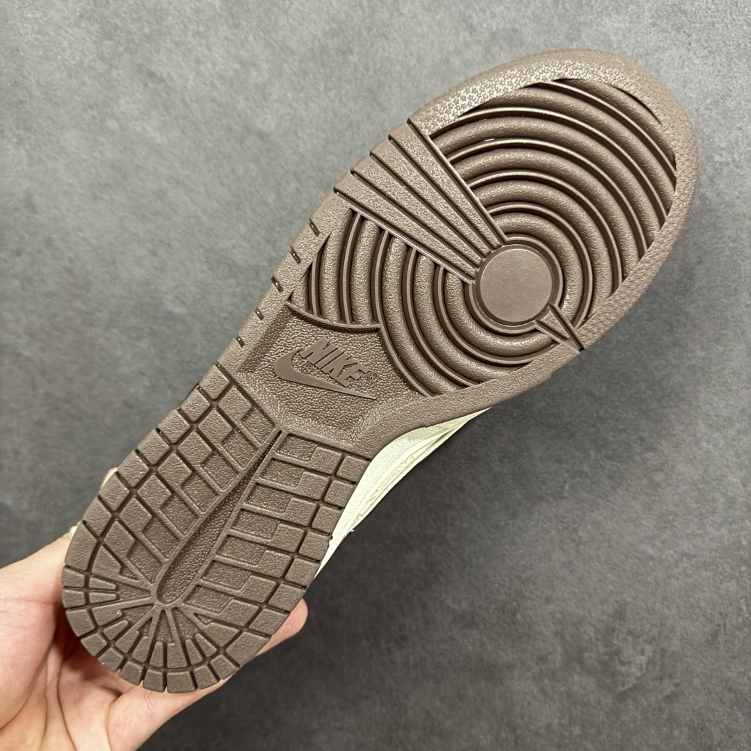 图片[9]-【定制版】Nike SB Dunk Low 马年限定 红金撞色 高端定制 低帮休闲板鞋  #鞋身“马到成功”烫金字样、福字图腾与金色小马挂饰，把国风开运寓意焊在鞋上。经典SB Dunk Low低帮鞋型搭载软弹中底，滑板刷街、新年出街都适配，专属编码款稀缺典藏，上脚既藏新年仪式感，又稳占街头潮范C位！ 货号：DN3168-013  尺码：36 36.5 37.5 38 38.5 39 40 40.5 41 42 42.5 43 44 44.5 45-选品中心