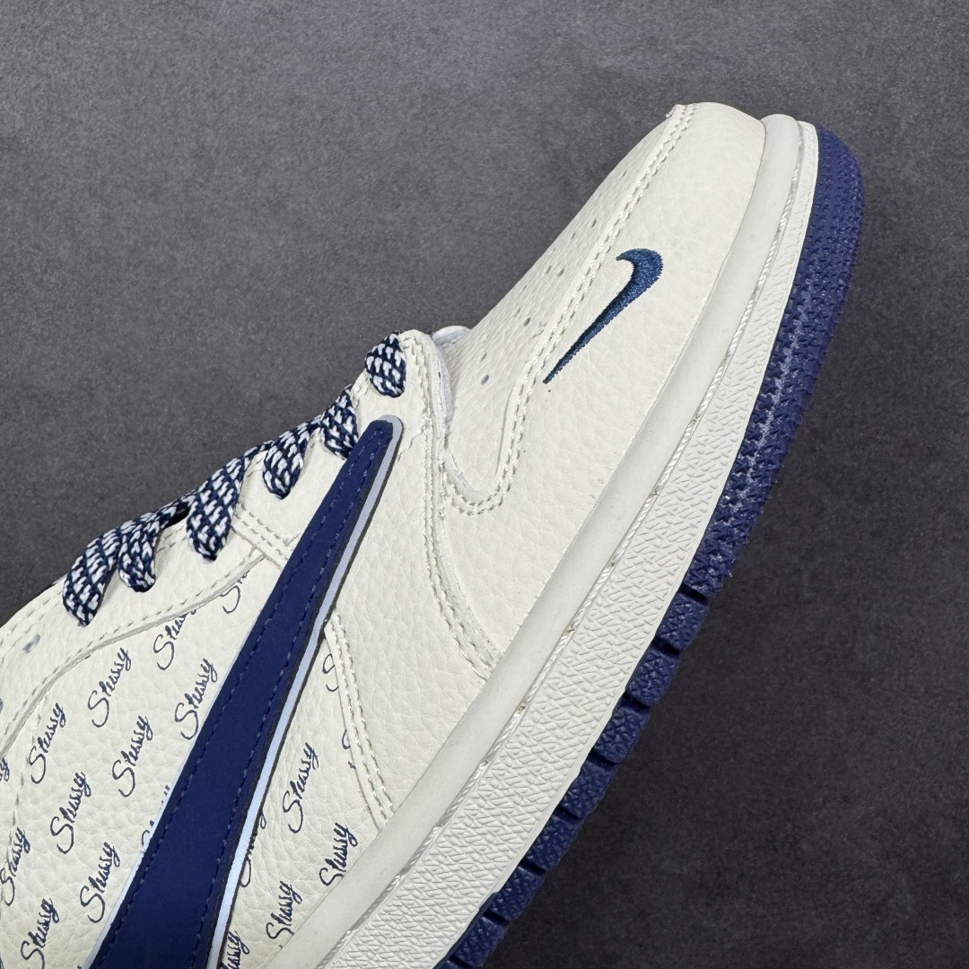 图片[5]-【定制版】Air Jordan 1 Low AJ1 乔1联名款 高端定制 低帮休闲板鞋  #米白鞋身满印Stussy经典标识，藏蓝皮质Swoosh搭配编织鞋带，细节处的小勾设计更添巧思。经典AJ1低帮鞋型搭载软弹中底，上脚舒适又贴合脚型，专属编码款市面稀缺，不管是日常出街还是潮搭收藏，都是闭眼入的街头顶流单品！ 货号：LD2028-065  尺码：36 36.5 37.5 38 38.5 39 40 40.5 41 42 42.5 43 44 44.5 45-选品中心
