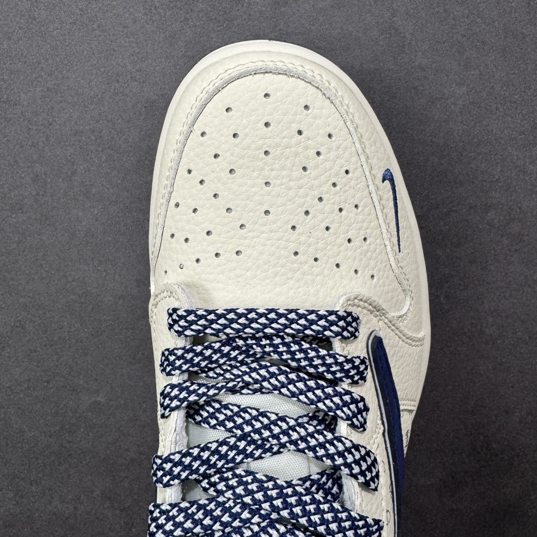 图片[8]-【定制版】Air Jordan 1 Low AJ1 乔1联名款 高端定制 低帮休闲板鞋  #米白鞋身满印Stussy经典标识，藏蓝皮质Swoosh搭配编织鞋带，细节处的小勾设计更添巧思。经典AJ1低帮鞋型搭载软弹中底，上脚舒适又贴合脚型，专属编码款市面稀缺，不管是日常出街还是潮搭收藏，都是闭眼入的街头顶流单品！ 货号：LD2028-065  尺码：36 36.5 37.5 38 38.5 39 40 40.5 41 42 42.5 43 44 44.5 45-选品中心