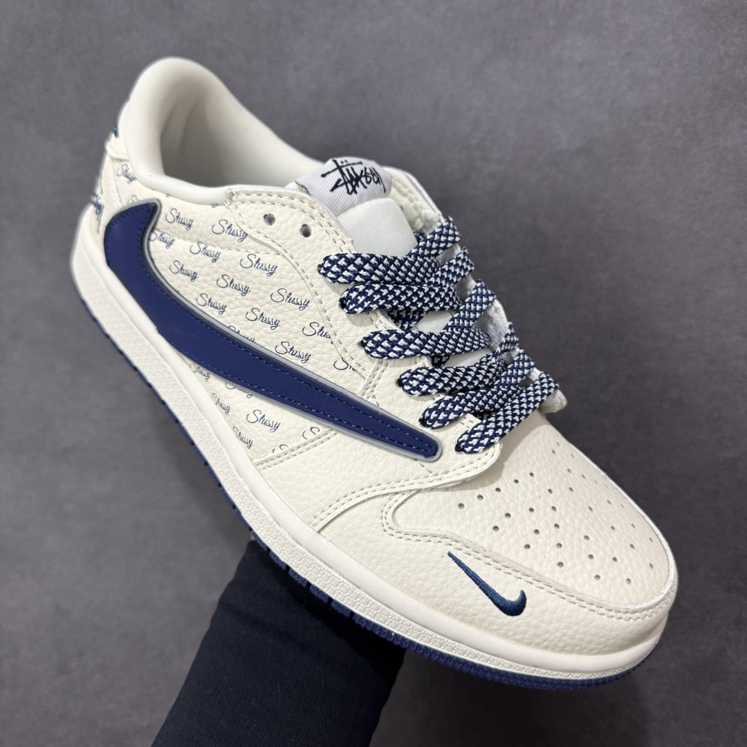 图片[3]-【定制版】Air Jordan 1 Low AJ1 乔1联名款 高端定制 低帮休闲板鞋  #米白鞋身满印Stussy经典标识，藏蓝皮质Swoosh搭配编织鞋带，细节处的小勾设计更添巧思。经典AJ1低帮鞋型搭载软弹中底，上脚舒适又贴合脚型，专属编码款市面稀缺，不管是日常出街还是潮搭收藏，都是闭眼入的街头顶流单品！ 货号：LD2028-065  尺码：36 36.5 37.5 38 38.5 39 40 40.5 41 42 42.5 43 44 44.5 45-选品中心