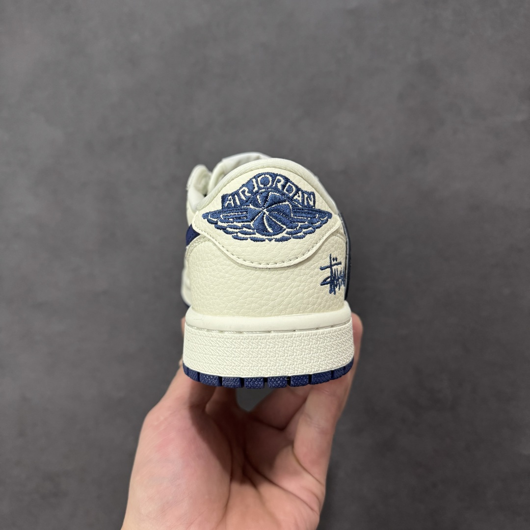 图片[4]-【定制版】Air Jordan 1 Low AJ1 乔1联名款 高端定制 低帮休闲板鞋  #米白鞋身满印Stussy经典标识，藏蓝皮质Swoosh搭配编织鞋带，细节处的小勾设计更添巧思。经典AJ1低帮鞋型搭载软弹中底，上脚舒适又贴合脚型，专属编码款市面稀缺，不管是日常出街还是潮搭收藏，都是闭眼入的街头顶流单品！ 货号：LD2028-065  尺码：36 36.5 37.5 38 38.5 39 40 40.5 41 42 42.5 43 44 44.5 45-选品中心