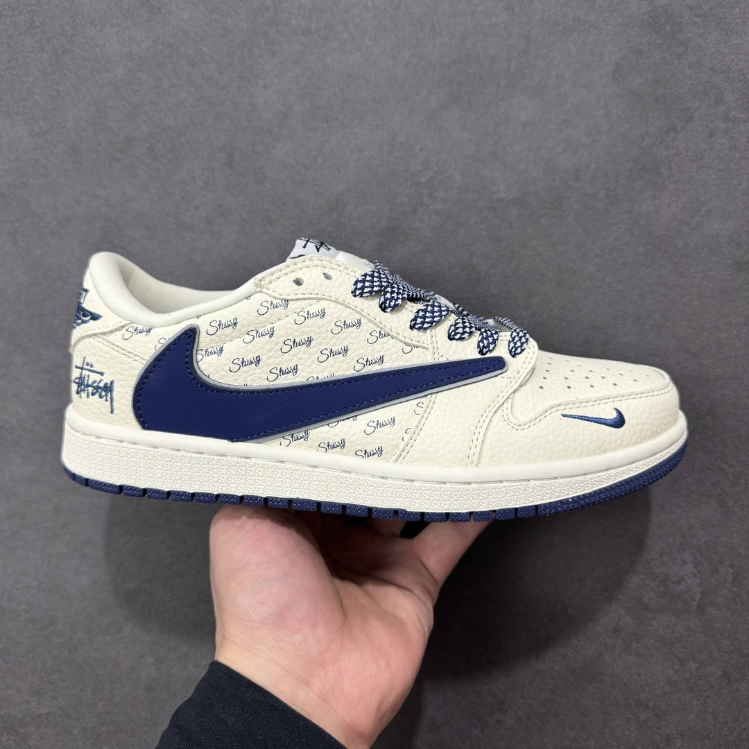 【定制版】Air Jordan 1 Low AJ1 乔1联名款 高端定制 低帮休闲板鞋  #米白鞋身满印Stussy经典标识，藏蓝皮质Swoosh搭配编织鞋带，细节处的小勾设计更添巧思。经典AJ1低帮鞋型搭载软弹中底，上脚舒适又贴合脚型，专属编码款市面稀缺，不管是日常出街还是潮搭收藏，都是闭眼入的街头顶流单品！ 货号：LD2028-065  尺码：36 36.5 37.5 38 38.5 39 40 40.5 41 42 42.5 43 44 44.5 45-选品中心