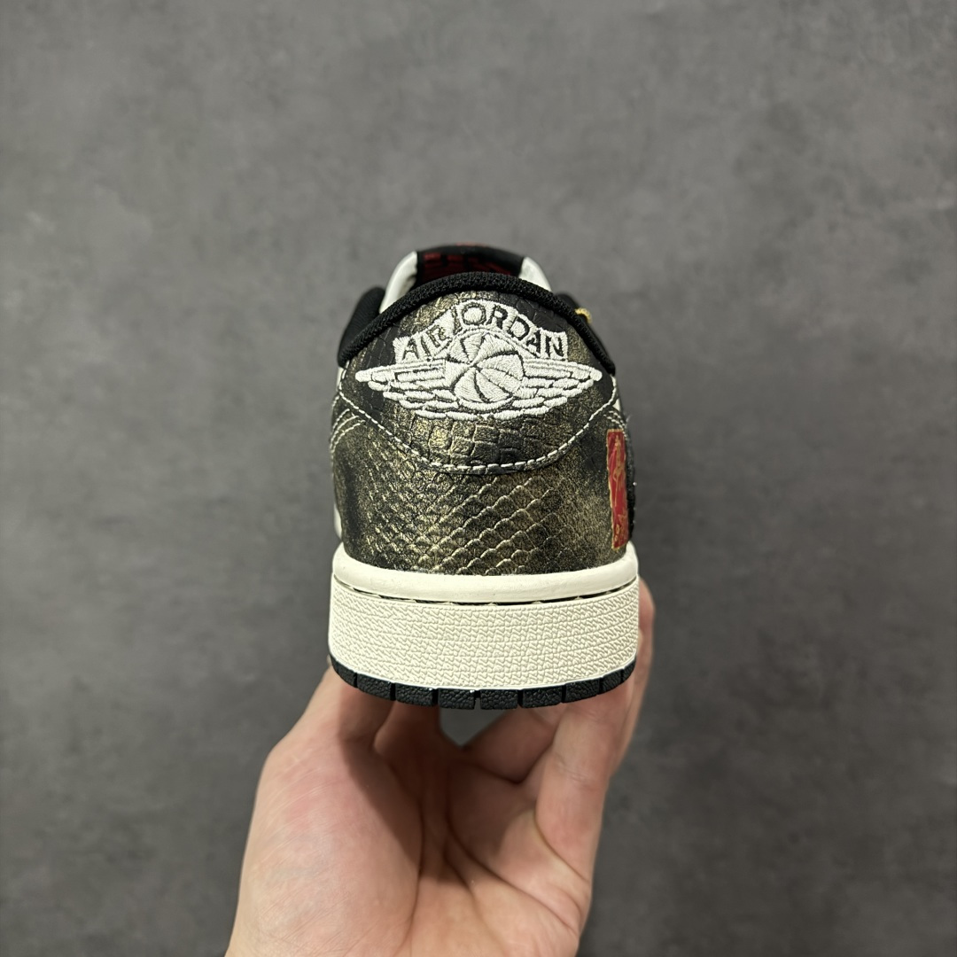 图片[4]-【定制版】Air Jordan 1 马年限定款太惊艳！做旧牛仔纹鞋身搭配米白基底，撞色设计勾勒出复古街头感，鞋侧马纹印章、生肖挂饰紧扣2026马年主题，细节拉满。经典AJ1低帮鞋型搭载软弹中底，专属编码款稀缺典藏，上脚既藏国风年味，又稳站潮搭C位，潮人必入！ 货号：YX5066-C09 尺码：36 36.5 37.5 38 38.5 39 40 40.5 41 42 42.5 43 44 44.5 45 编码：HXSB330340-选品中心
