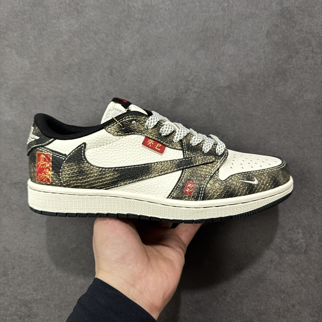 【定制版】Air Jordan 1 马年限定款太惊艳！做旧牛仔纹鞋身搭配米白基底，撞色设计勾勒出复古街头感，鞋侧马纹印章、生肖挂饰紧扣2026马年主题，细节拉满。经典AJ1低帮鞋型搭载软弹中底，专属编码款稀缺典藏，上脚既藏国风年味，又稳站潮搭C位，潮人必入！ 货号：YX5066-C09 尺码：36 36.5 37.5 38 38.5 39 40 40.5 41 42 42.5 43 44 44.5 45 编码：HXSB330340-选品中心