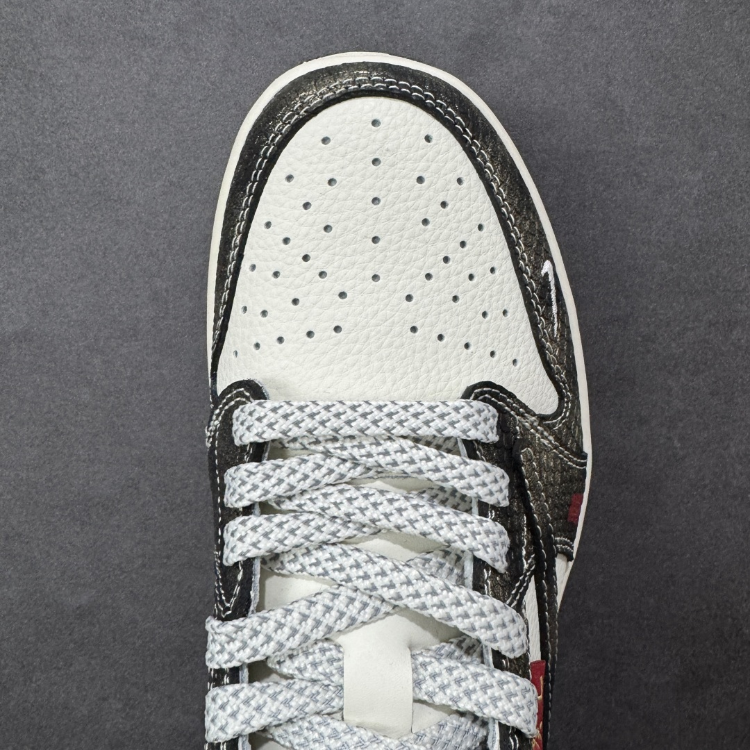 图片[8]-【定制版】Air Jordan 1 马年限定款太惊艳！做旧牛仔纹鞋身搭配米白基底，撞色设计勾勒出复古街头感，鞋侧马纹印章、生肖挂饰紧扣2026马年主题，细节拉满。经典AJ1低帮鞋型搭载软弹中底，专属编码款稀缺典藏，上脚既藏国风年味，又稳站潮搭C位，潮人必入！ 货号：YX5066-C09 尺码：36 36.5 37.5 38 38.5 39 40 40.5 41 42 42.5 43 44 44.5 45 编码：HXSB330340-选品中心