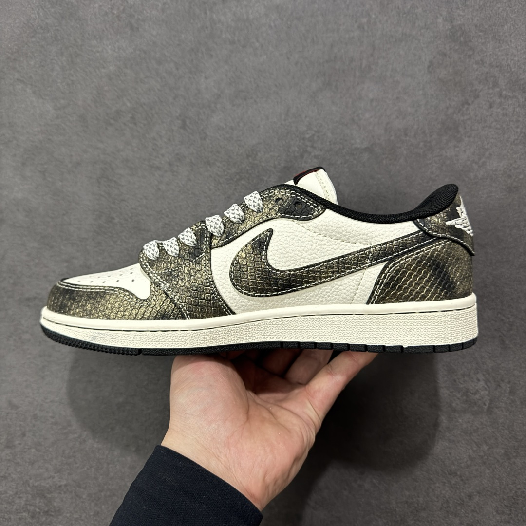 图片[2]-【定制版】Air Jordan 1 马年限定款太惊艳！做旧牛仔纹鞋身搭配米白基底，撞色设计勾勒出复古街头感，鞋侧马纹印章、生肖挂饰紧扣2026马年主题，细节拉满。经典AJ1低帮鞋型搭载软弹中底，专属编码款稀缺典藏，上脚既藏国风年味，又稳站潮搭C位，潮人必入！ 货号：YX5066-C09 尺码：36 36.5 37.5 38 38.5 39 40 40.5 41 42 42.5 43 44 44.5 45 编码：HXSB330340-选品中心