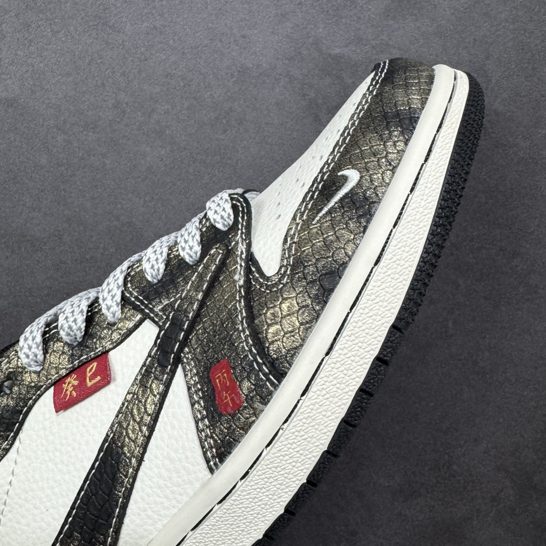 图片[5]-【定制版】Air Jordan 1 马年限定款太惊艳！做旧牛仔纹鞋身搭配米白基底，撞色设计勾勒出复古街头感，鞋侧马纹印章、生肖挂饰紧扣2026马年主题，细节拉满。经典AJ1低帮鞋型搭载软弹中底，专属编码款稀缺典藏，上脚既藏国风年味，又稳站潮搭C位，潮人必入！ 货号：YX5066-C09 尺码：36 36.5 37.5 38 38.5 39 40 40.5 41 42 42.5 43 44 44.5 45 编码：HXSB330340-选品中心