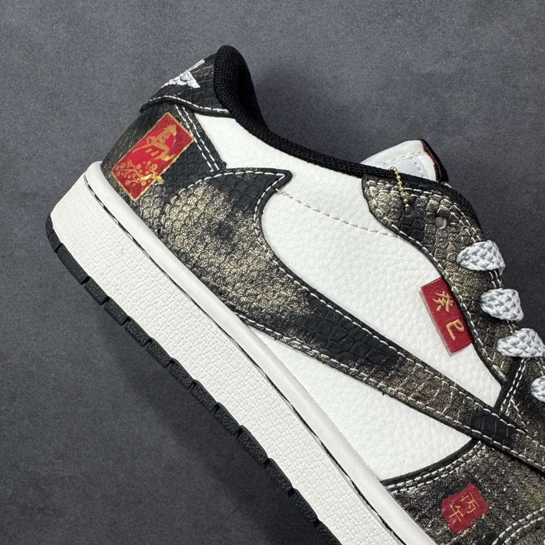图片[6]-【定制版】Air Jordan 1 马年限定款太惊艳！做旧牛仔纹鞋身搭配米白基底，撞色设计勾勒出复古街头感，鞋侧马纹印章、生肖挂饰紧扣2026马年主题，细节拉满。经典AJ1低帮鞋型搭载软弹中底，专属编码款稀缺典藏，上脚既藏国风年味，又稳站潮搭C位，潮人必入！ 货号：YX5066-C09 尺码：36 36.5 37.5 38 38.5 39 40 40.5 41 42 42.5 43 44 44.5 45 编码：HXSB330340-选品中心