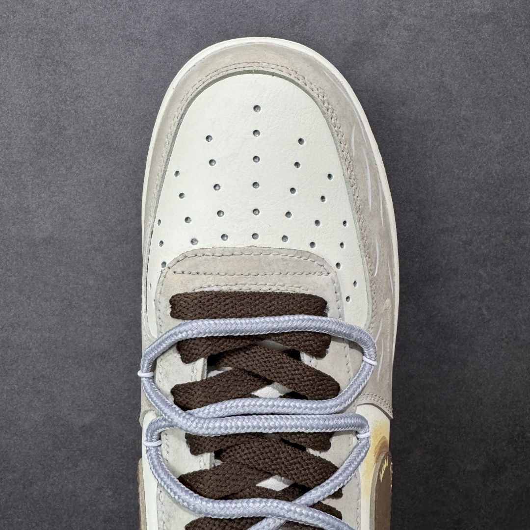 图片[8]-【定制版】手绘涂鸦 马年限定“金戈铁马”Nike Air Force 1 “ Armored Steed”空军一号定制板鞋 作为 2026 马年限定款，“金戈铁马” 以 “古战意象” 为设计内核，从材质到细节都紧扣主题：鞋身采用雾灰 + 米白做旧混染工艺，模拟古甲胄经沙场摩挲后的斑驳肌理；鎏金勾边的 Swoosh 与金属挂坠，还原兵器鎏金纹饰的质感；鞋侧图腾以 “奔马” 为原型，复刻战马奔腾的劲飒姿态，搭配做旧中底的 “战尘渍迹” 效果 货号：DB3301-818 尺码： 36 36.5 37.5 38 38.5 39 40 40.5 41 42 42.5 43 44 44.5 45 编码：HXSA310320-选品中心