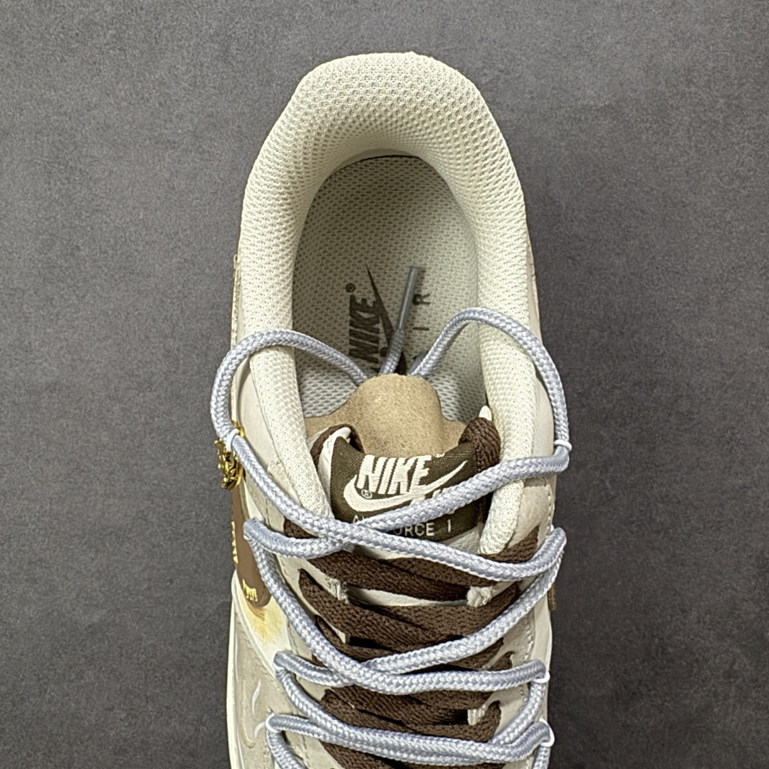 图片[7]-【定制版】手绘涂鸦 马年限定“金戈铁马”Nike Air Force 1 “ Armored Steed”空军一号定制板鞋 作为 2026 马年限定款，“金戈铁马” 以 “古战意象” 为设计内核，从材质到细节都紧扣主题：鞋身采用雾灰 + 米白做旧混染工艺，模拟古甲胄经沙场摩挲后的斑驳肌理；鎏金勾边的 Swoosh 与金属挂坠，还原兵器鎏金纹饰的质感；鞋侧图腾以 “奔马” 为原型，复刻战马奔腾的劲飒姿态，搭配做旧中底的 “战尘渍迹” 效果 货号：DB3301-818 尺码： 36 36.5 37.5 38 38.5 39 40 40.5 41 42 42.5 43 44 44.5 45 编码：HXSA310320-选品中心