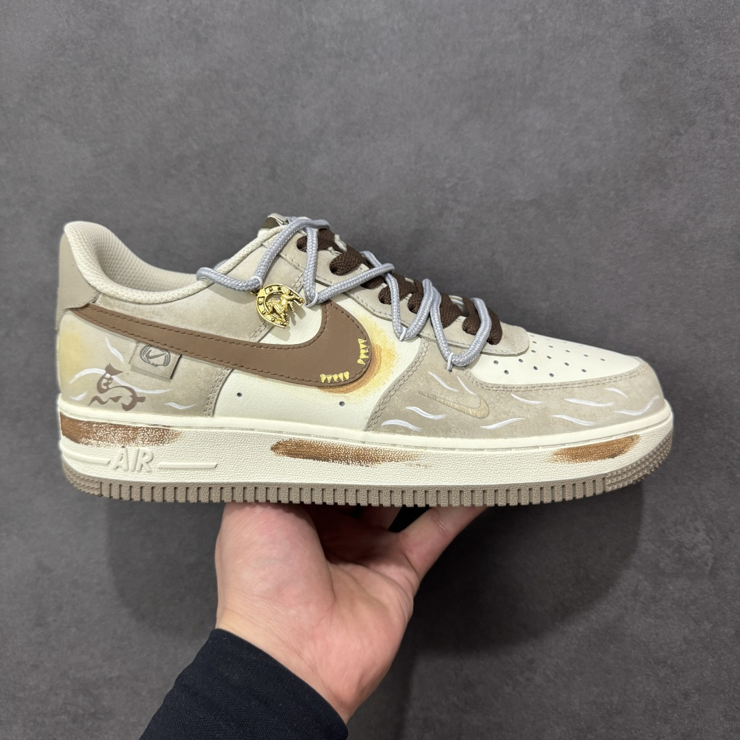 【定制版】手绘涂鸦 马年限定“金戈铁马”Nike Air Force 1 “ Armored Steed”空军一号定制板鞋 作为 2026 马年限定款，“金戈铁马” 以 “古战意象” 为设计内核，从材质到细节都紧扣主题：鞋身采用雾灰 + 米白做旧混染工艺，模拟古甲胄经沙场摩挲后的斑驳肌理；鎏金勾边的 Swoosh 与金属挂坠，还原兵器鎏金纹饰的质感；鞋侧图腾以 “奔马” 为原型，复刻战马奔腾的劲飒姿态，搭配做旧中底的 “战尘渍迹” 效果 货号：DB3301-818 尺码： 36 36.5 37.5 38 38.5 39 40 40.5 41 42 42.5 43 44 44.5 45 编码：HXSA310320-选品中心